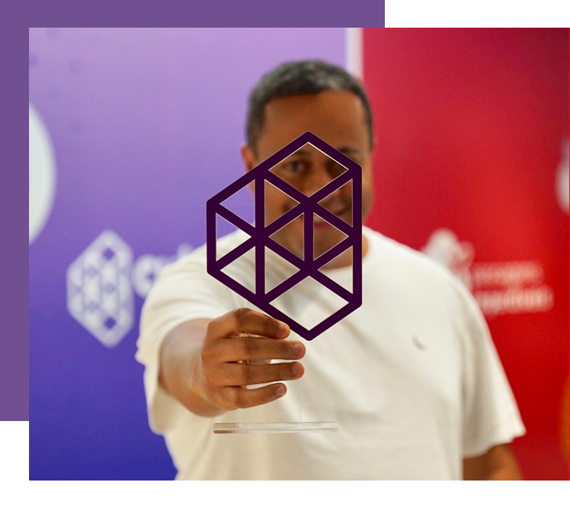 Profissional da Cubo333 segurando o cubo da marca no estúdio da agência em Belo Horizonte